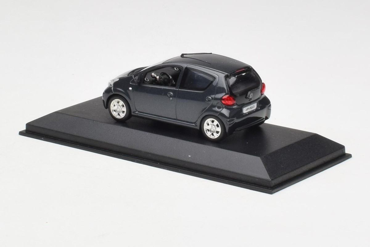 TOYOTA AYGO MINICHAMPS（トヨタ　アイゴ）ミニカー 1/43 TOYOTA AYGO MINICHAMPS（トヨタ アイゴ）ミニカー 1/43 - メルカリ