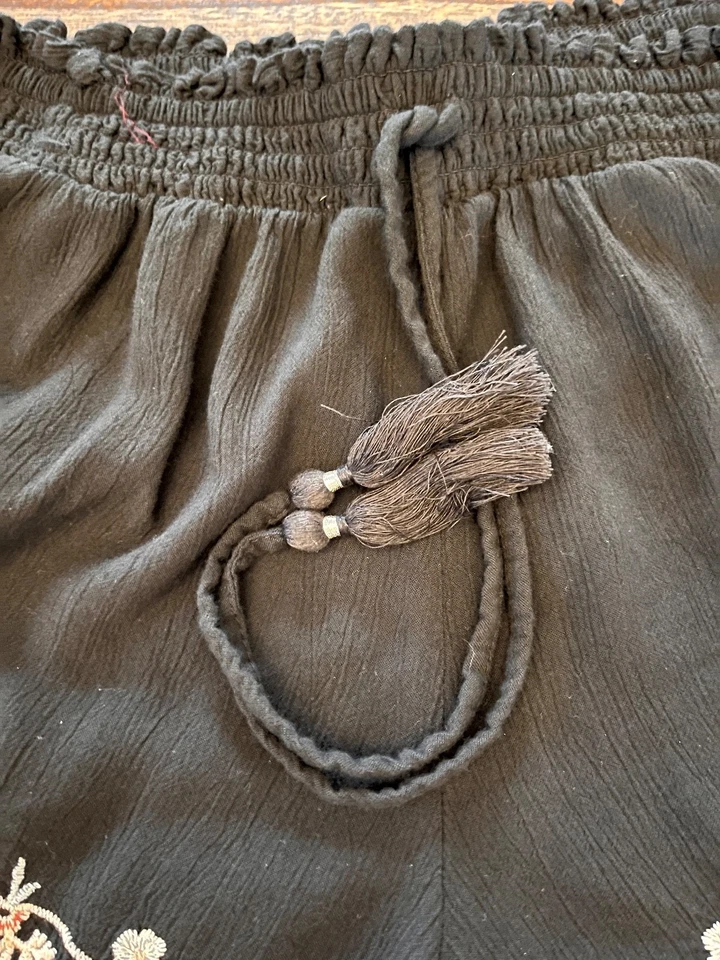 American Eagle Black Stretch Shorts with Embroidered Flowers Size Small  - Image 3 of 4