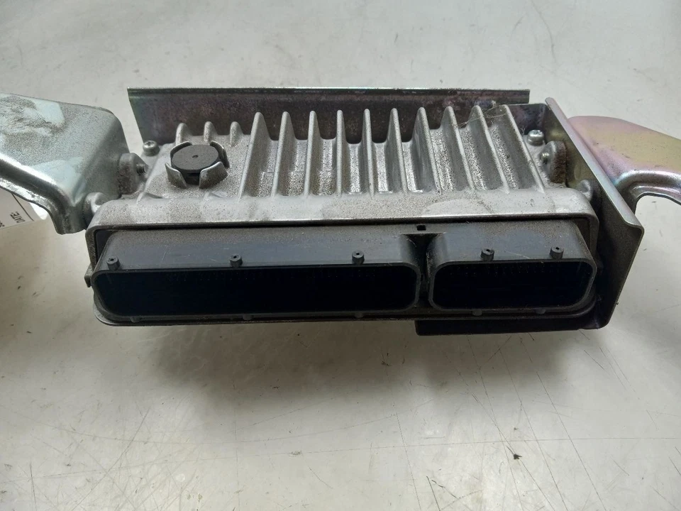 18 19 MÓDULO DE CONTROLE ELETRÔNICO TOYOTA PRIUS C ECU - Imagem 2 de 4