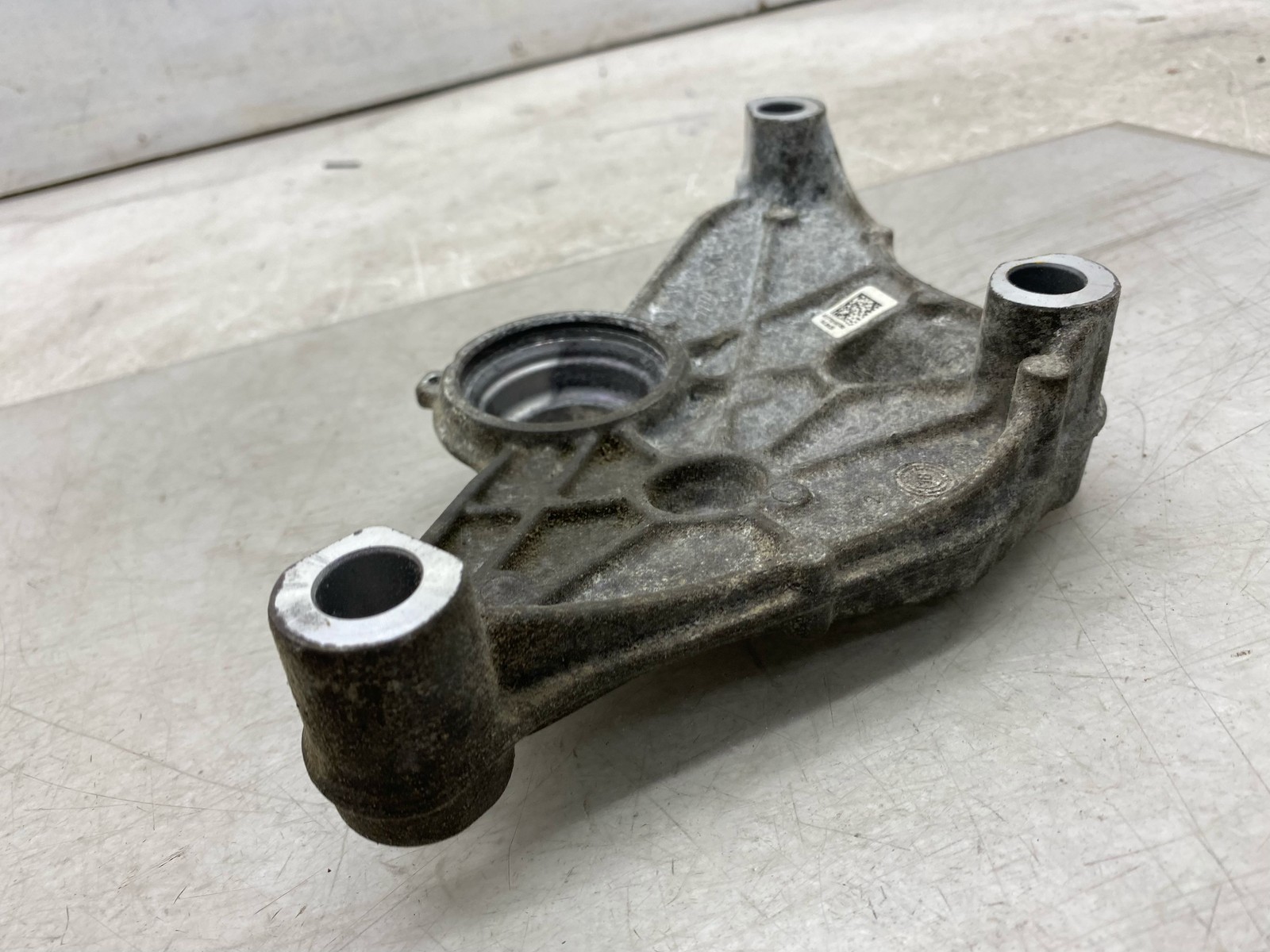 2020-2025 ASTON MARTIN DBX 4.0L UPPER OIL PAN SIDE SUPPORT BRACKET 1770144100