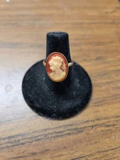 Vtg gold tone orange white Cameo Ring