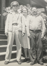 1940s WWII Military Man Soldier Family Father Mother Original Old Photo P16z44