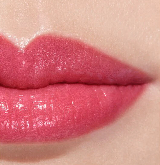 CHANEL ROUGE COCO FLASH Hydrating Lip Colour in 825 Bisous