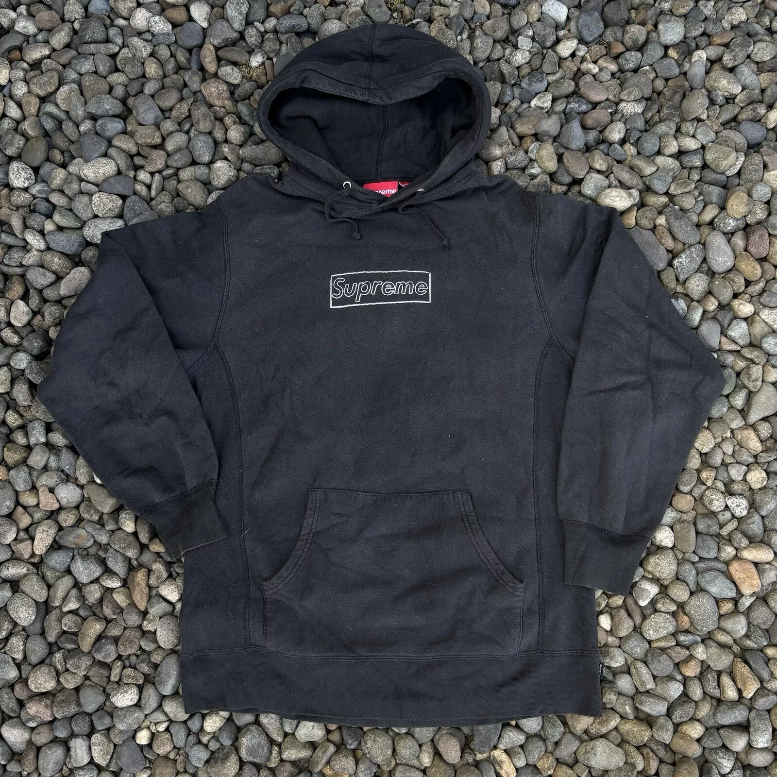 Sweat à capuche logo boîte à craie Supreme KAWS taille grande porté une fois