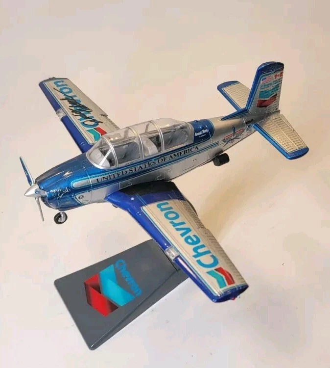 Avión diecast Chevron Mentor Beechcraft T-34 Free Spirit firmado por Julie Clark Foto 4 de 4