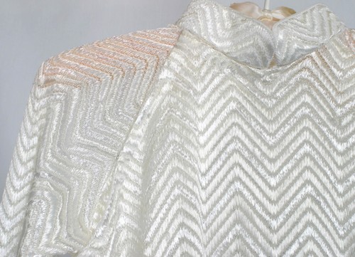 Handgefertigtes Original weißes Perlen Chevron Muster traditionelles vietnamesisches Ao Dai Kleid - Bild 3 von 8