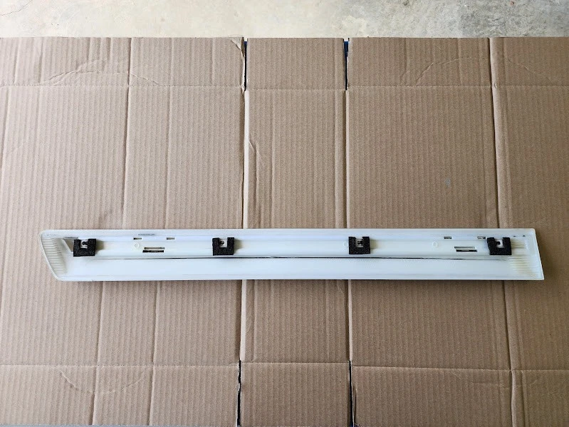 09-15 Honda Pilot Driver Side RLH Pearl White Front Door Molding W/ Chrome Trim - Imagem 2 de 2