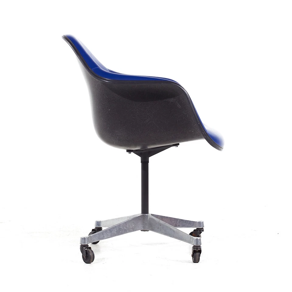 Silla de oficina giratoria Eames for Herman Miller MCM azul oscuro acolchada de fibra de vidrio Foto 4 de 4