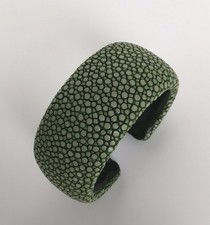 a cuckoo moment Armspange Samba Stachelrochenleder 3cm Grün Flexibel NP 190,- €