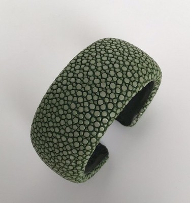 a cuckoo moment Armspange Samba Stachelrochenleder 3cm Grün Flexibel NP 190,-  