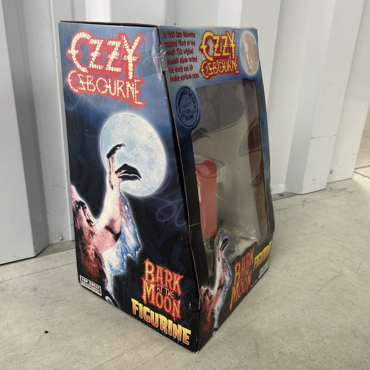 6746/Ozzy Osbourne Bark at the Moonフィギュア s-l400.jpg