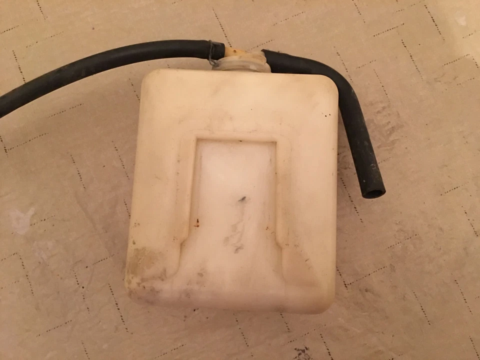 1987 三菱 Cordia 冷却液瓶 — 第 3/4 张图片