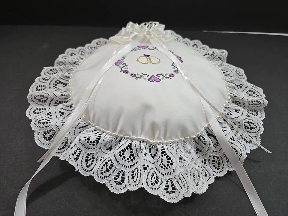 Travesseiro de anel de casamento redondo corações roxos acabamento de renda branca - Imagem 3 de 4