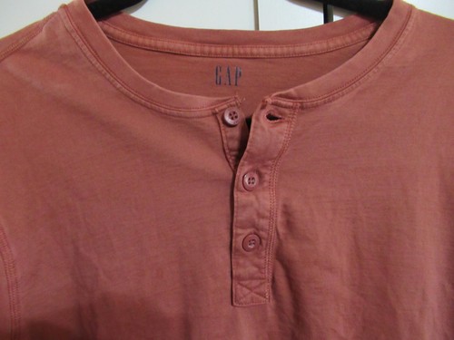 Henley naranja quemado manga larga pequeña Gap, para hombre - Imagen 2 de 6