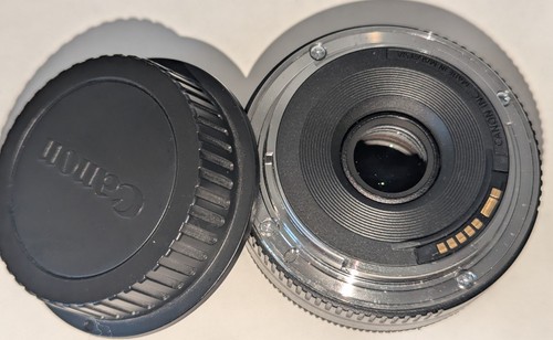 Canon EF 40mm 1:2.8 STM Pancake MACRO Lens - Picture 3 of 10