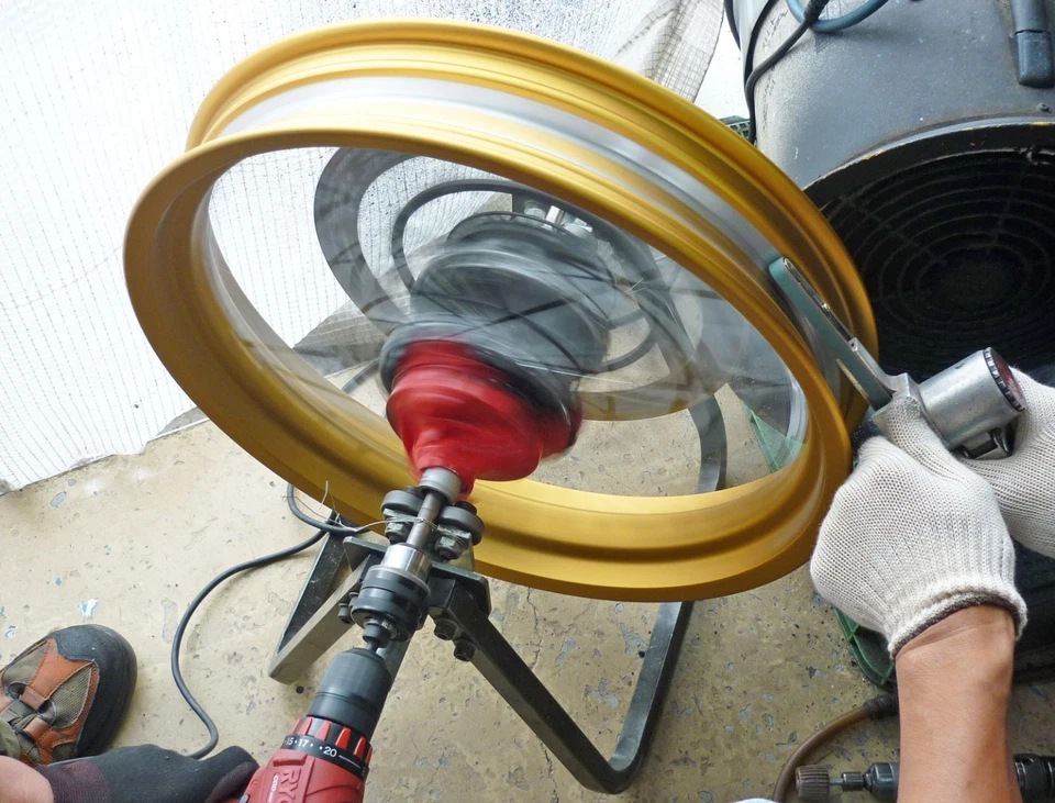 Ducati Scrambler 1100 Special Tubeless Kit 18×3,50MT 17×5,50MT OUTEX FR355SC Foto 3 de 4