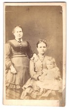 Fotografia Napoli. Syrus, Londra, 235 Balls Pons Road, due donne con bambino posi 