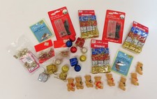 Variété d'embellissements, cloches, boîtes et plus (51)
