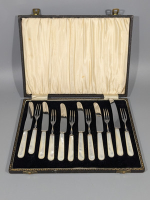 Denton & Down, Sheffield England  Mother of Pearl Fish Set