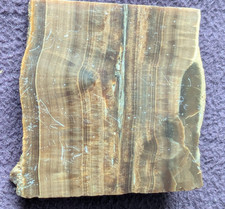 POSSIBLY A POLISHED SLAB OF BANDED OYNX MARBLE OR DERBYSHIRE OAKSTONE 3.5 X 4 CM