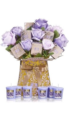 Geschenkstrauß Seidenrosen & Veilchenrose Duftkerzen Präsentation Blumenkasten 
