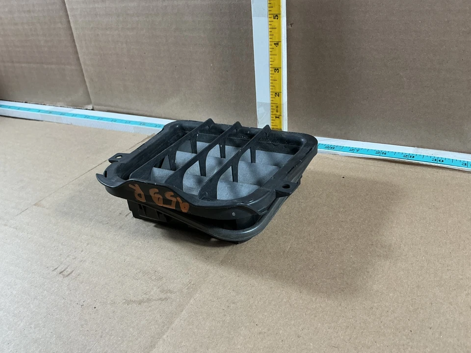 Parrilla de ventilación de presión de aire panel cuarto trasero derecho Audi A7 Quattro 2012-2018 OEM Foto 3 de 4