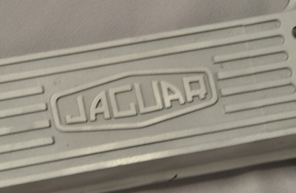 Jaguar XKE 1968 entrada (derecha) cubierta de leva con fundición "JAGUAR", no calcomanía Foto 2 de 4