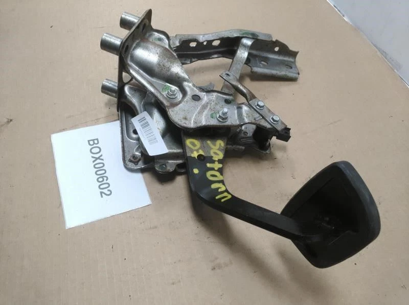 Saturn Outlook XE 2007 montaje de pedal de freno OEM+ Foto 3 de 4