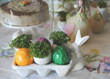 DEKORATIVER EIERHALTER EIERSCHALE EIERBECHER FÜR 6 EIER MIT HASE 10 x 10 x 19 cm