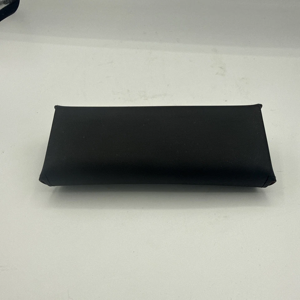 Elegante estuche de cuero negro para gafas de sol Valentino Foto 3 de 4