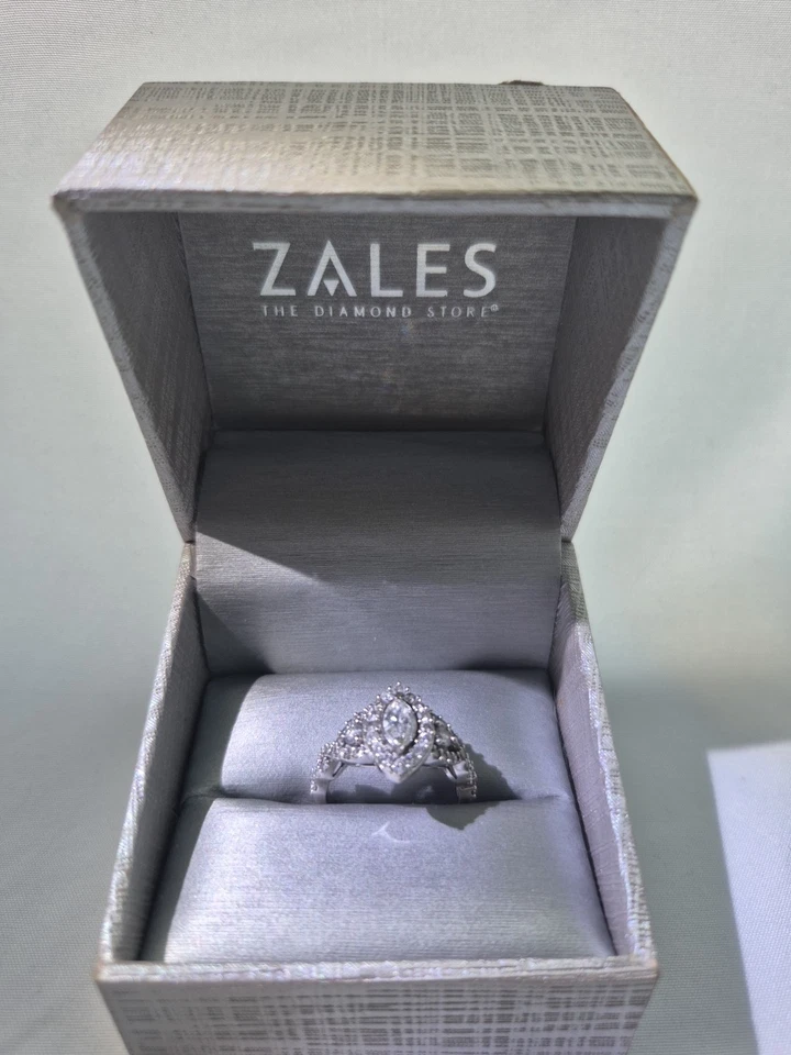 Juego nupcial torcido con marco de diamante Marqués de 1-1/2 quilates en oro blanco de 10 quilates Foto 3 de 4