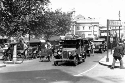 Polizist leitet Verkehr in London Trafalgar Square 4x6 Foto 