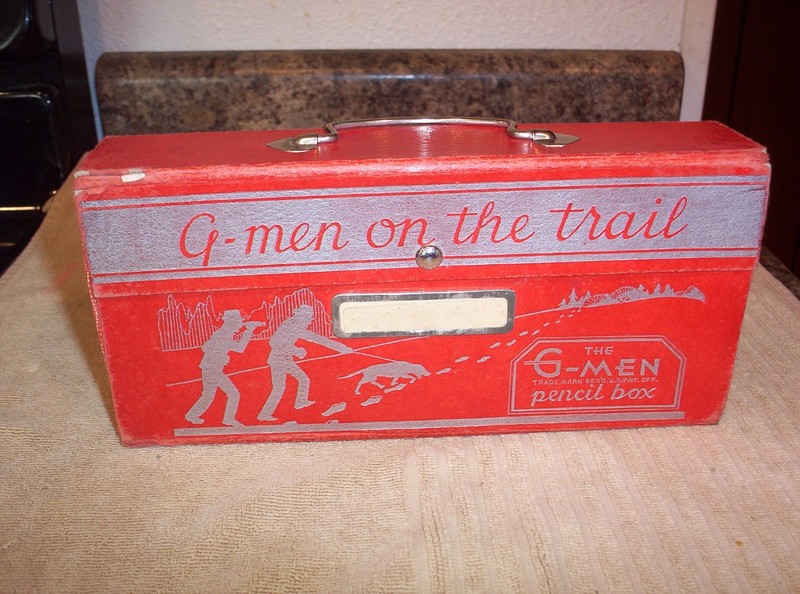 VINTAGE 1930's G-MEN " ON THE TRAIL " PENCIL BOX w/EXTRAS INSIDE