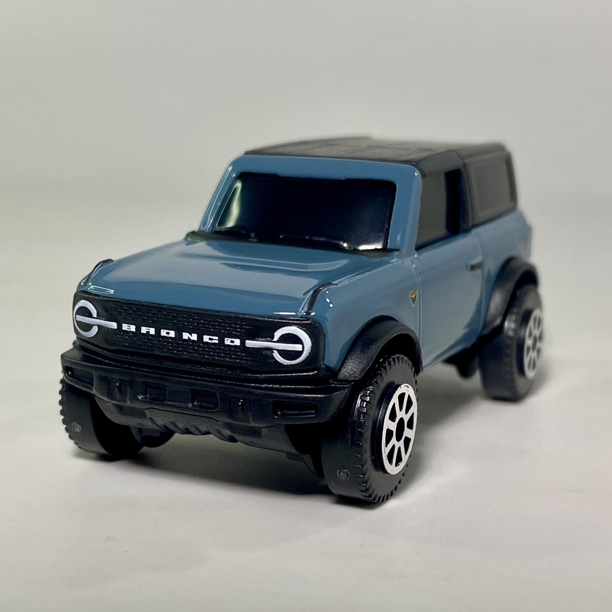 Maisto 2021 Ford Bronco 1:64 Scale Diecast Diorama Model Truck SUV