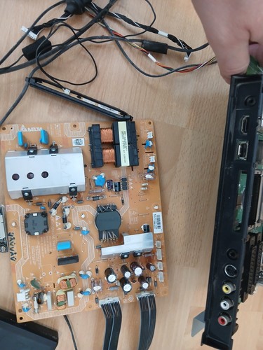 Das ist eine Netzteil-Platine (Power Supply Unit, PSU) für Fernseher