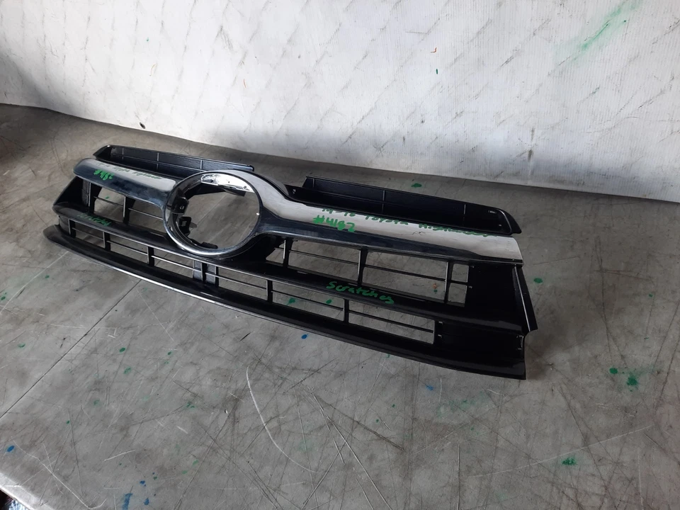 2014-2016 TOYOTA HIGHLANDER CHROME GRILLE OEM USED - Imagem 2 de 4