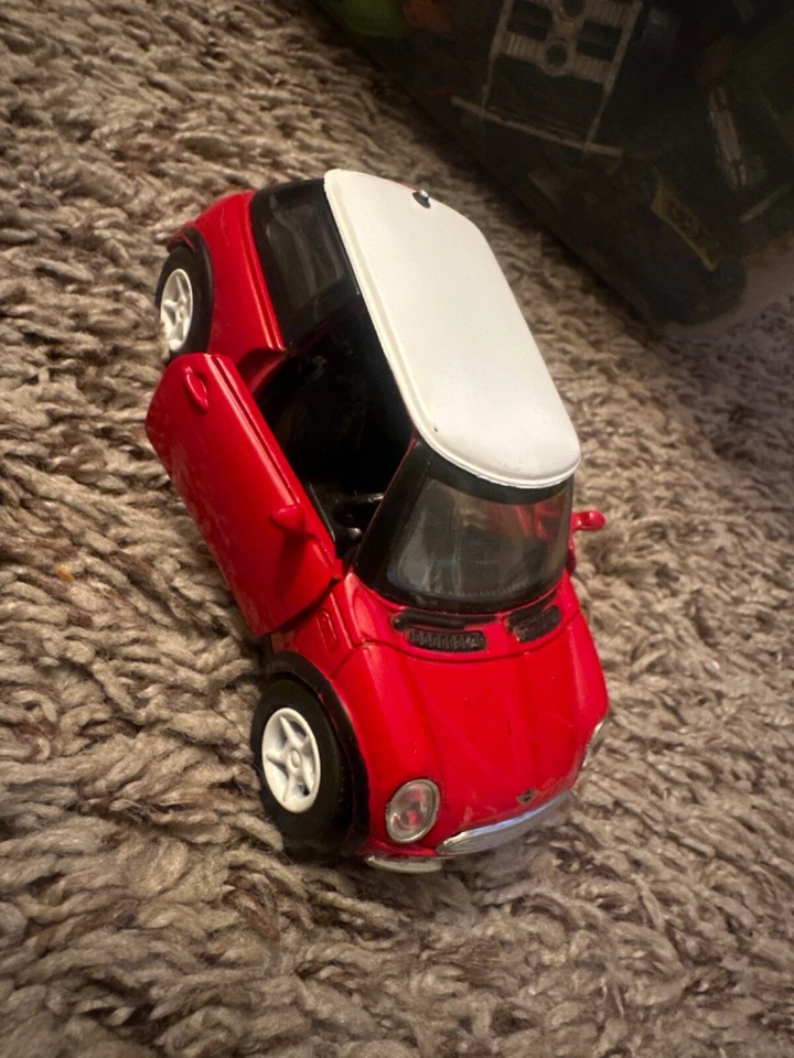 2018 Mini Cooper Scale 1/24 Car good condition door open great  - Image 2 of 4