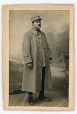 PHOTO Guerre 14/18, un militaire pose uniforme képi devant un décor