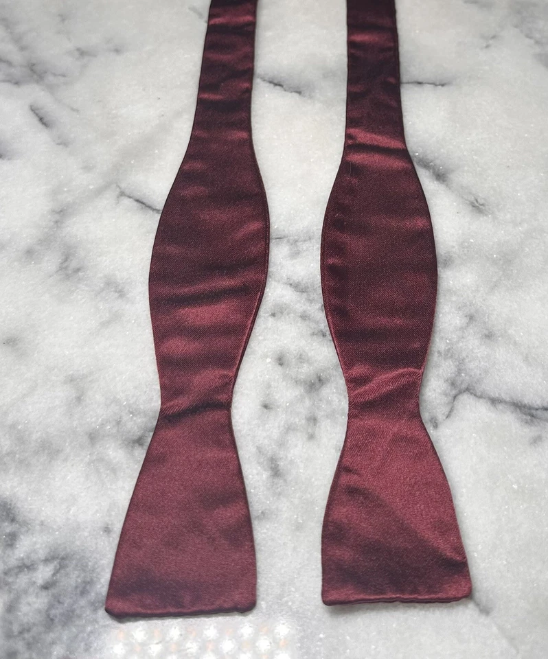 Pajarita ajustable vintage Austin Reed 100 % seda vino borgoña liso Foto 2 de 4