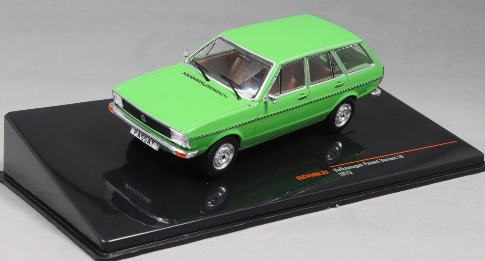 IXO Volkswagen VW Passat LS Estate Variant in Green 1975 CLC448N 1/43 NEW
