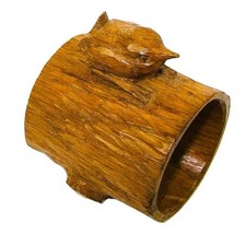 A VINTAGE "MOUSEMAN" APPRENTICE BOB "WRENMAN" HUNTER - WREN ON A LOG NAPKIN RING