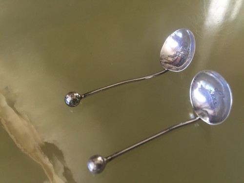 a pair of crystal & hallmarked silver table salts and spoons. B'ham 1923. - Picture 4 of 10