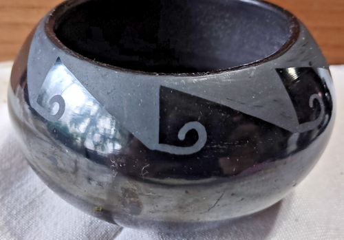 VASO CERAMICA ISABEL SAN ILDEFONSO NERO SU NERO - Foto 3 di 5