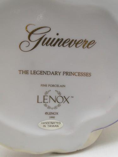 1990 Lenox 9in Figurine "Guinevere" hand painted gold trimmed porcelain woman - Picture 6 of 7