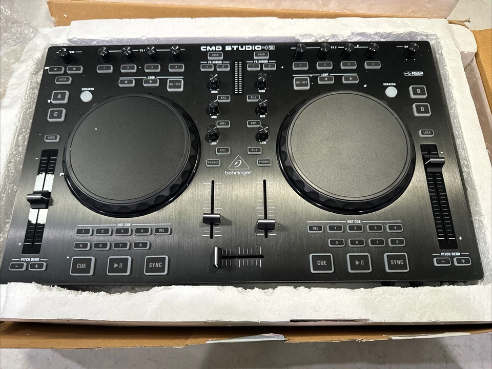 Controlador MIDI Behringer CMD Studio 4a DJ Foto 2 de 4