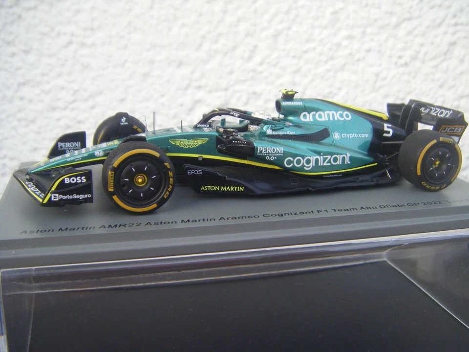 Spark  Aston Martin AMR22 Formel 1 Team 1:43 S. Vettel Last Race Abu Dhabi GP - Bild 4 von 4