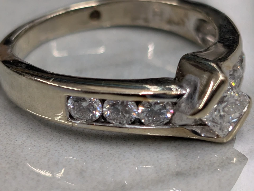 Anillo de princesa/corte redondo de diamantes de 0,85 quilates de oro amarillo de 14 quilates para dama Foto 4 de 4