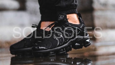 nike air vapormax plus triple black