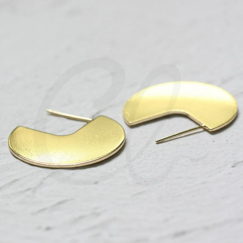 Un par de postes redondos planos enchapados en oro con pasador de plata de ley (CW-4159C) Foto 3 de 3