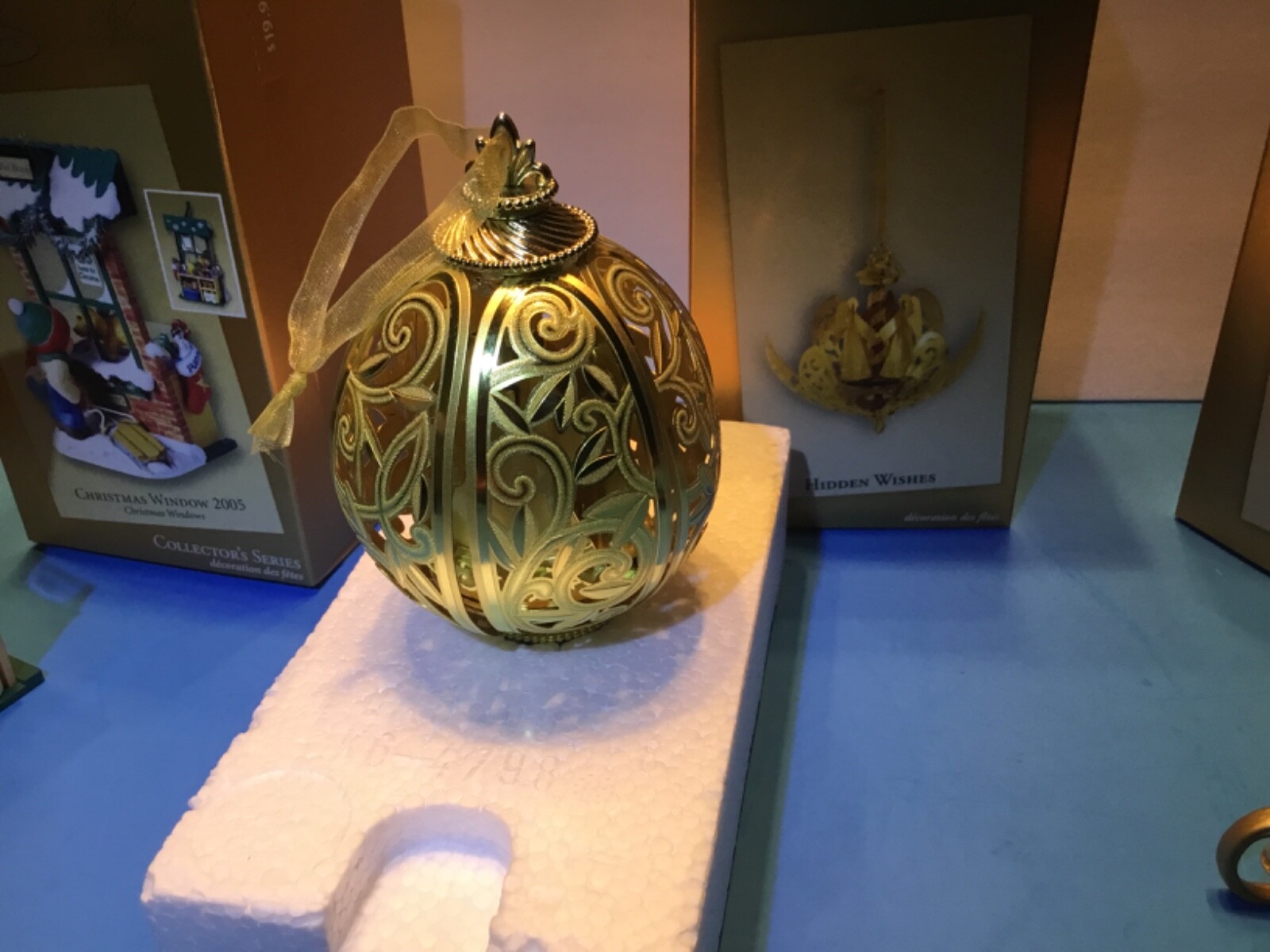 Hallmark Keepsake Ornament Club Exclusive Christmas Window 2005 + 2